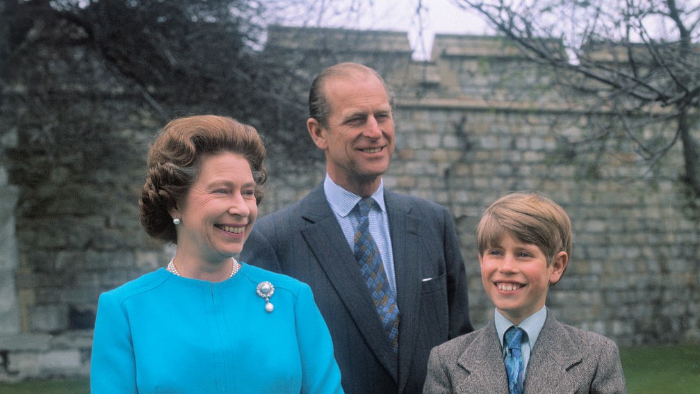 Philip, Elizabeth II e o filho deles, Edward, no 50º aniversário da rainha