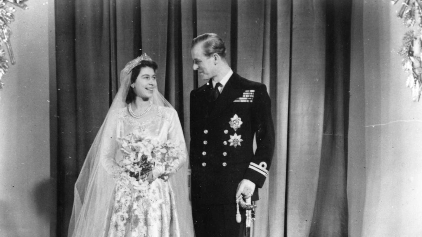 Philip com Elizabeth no casamento deles, em 1947