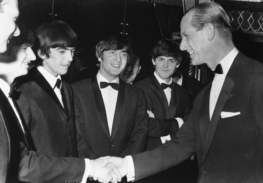 Philip cumprimenta Ringo Starr ao lado dos outros membros dos Beatles