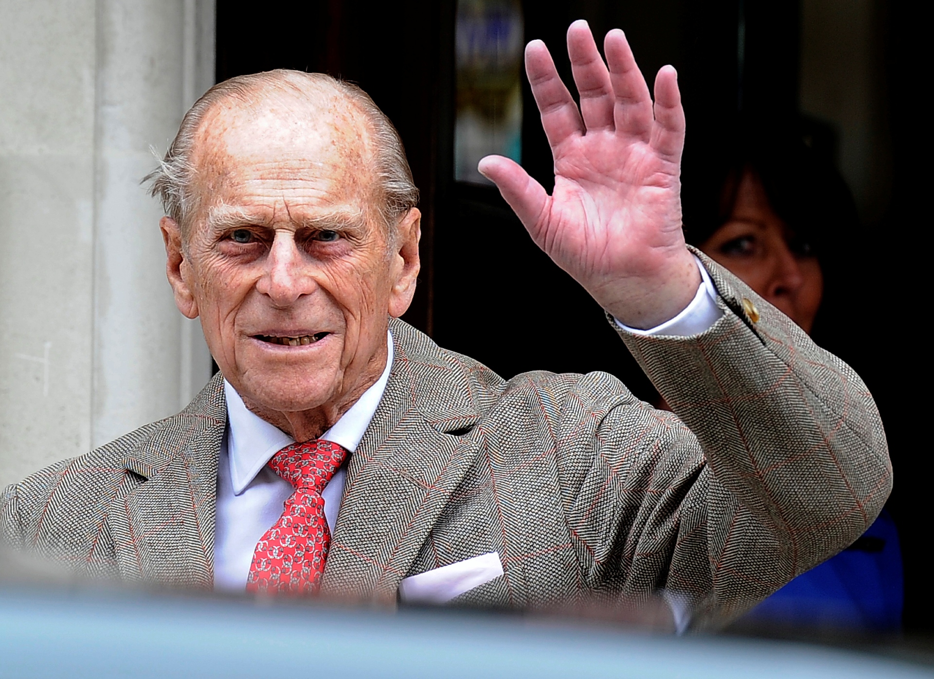 Príncipe Philip acena para jornalistas ao deixar hospital em Londres