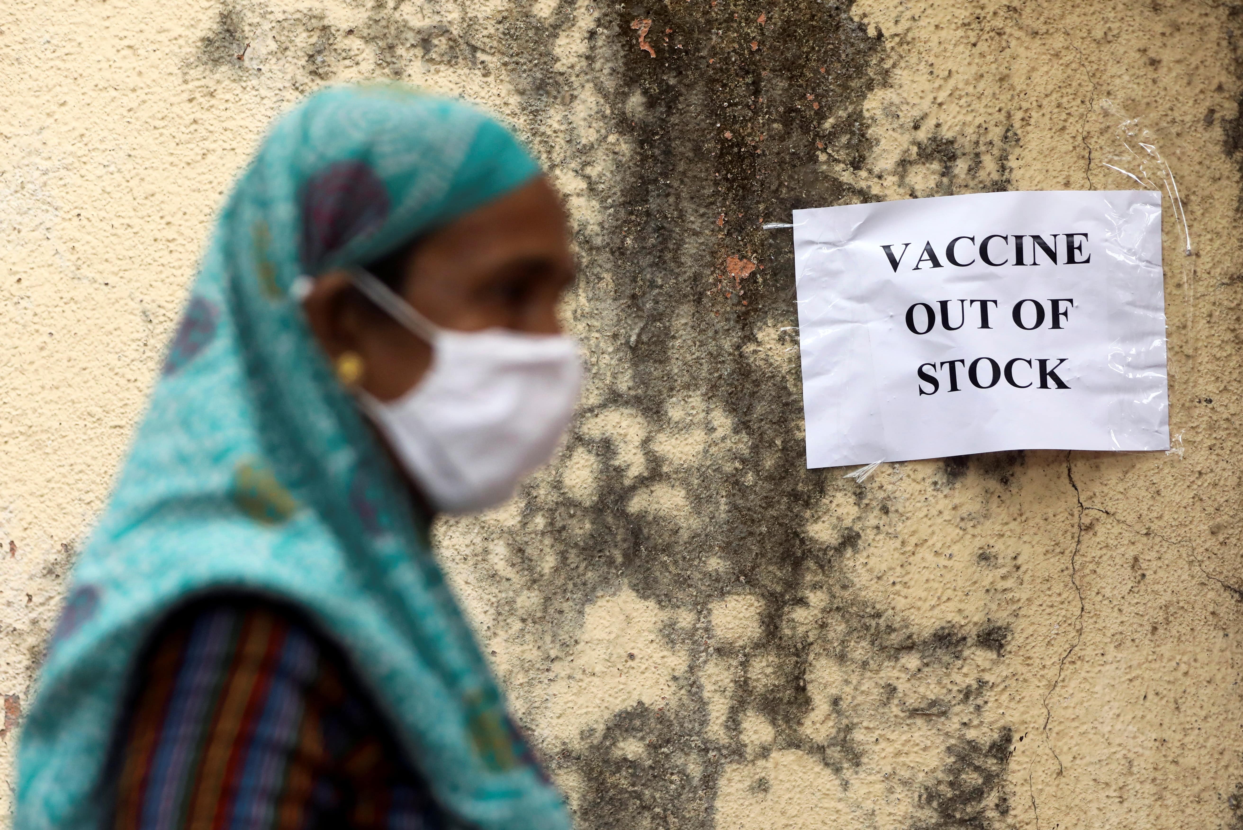 Cartaz informa sobre falta de vacinas contra Covid-19 em Mumbai, India