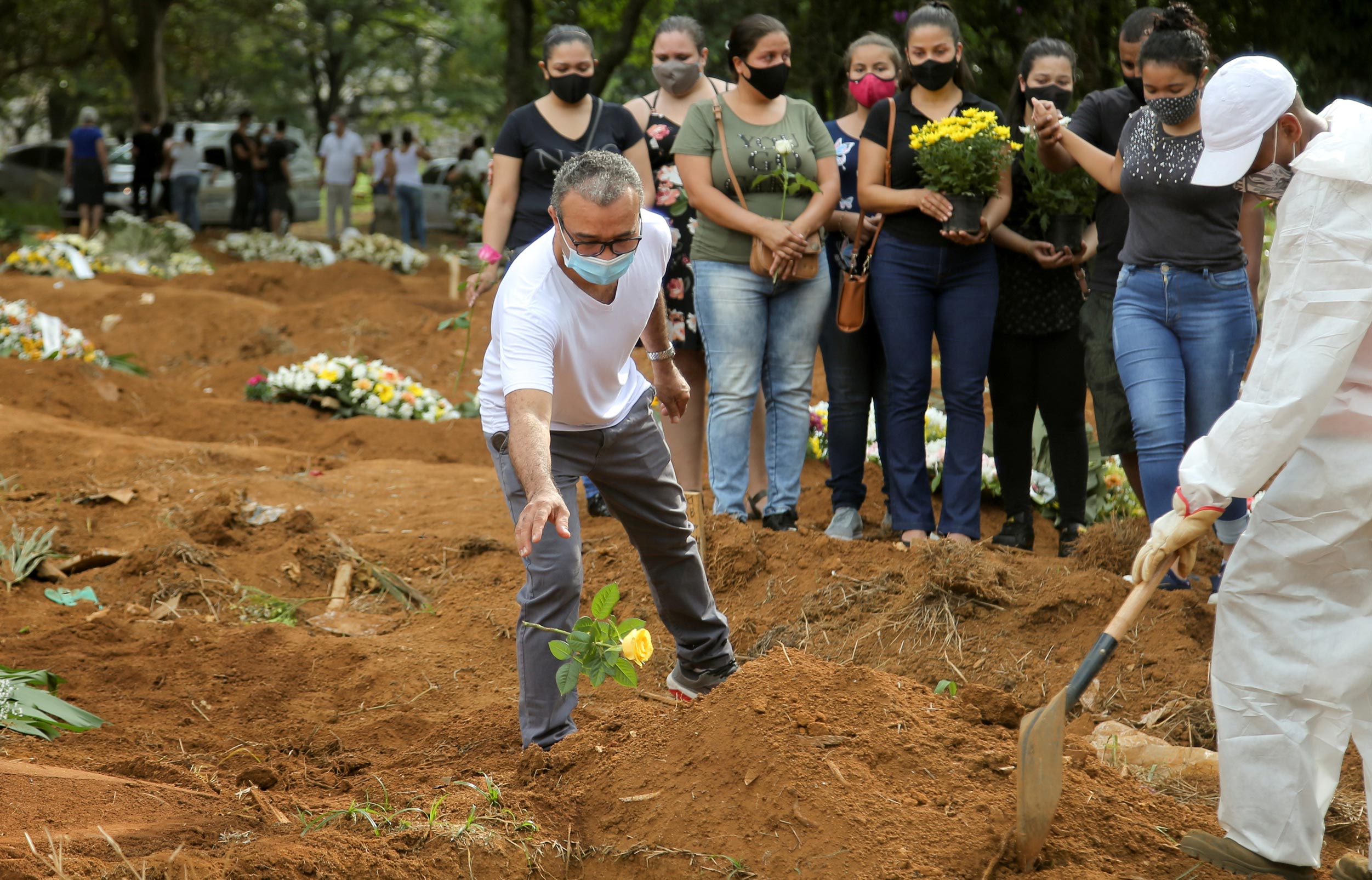 Enterro de vítima da Covid-19 no cemitério da Vila Formosa, em São Paulo