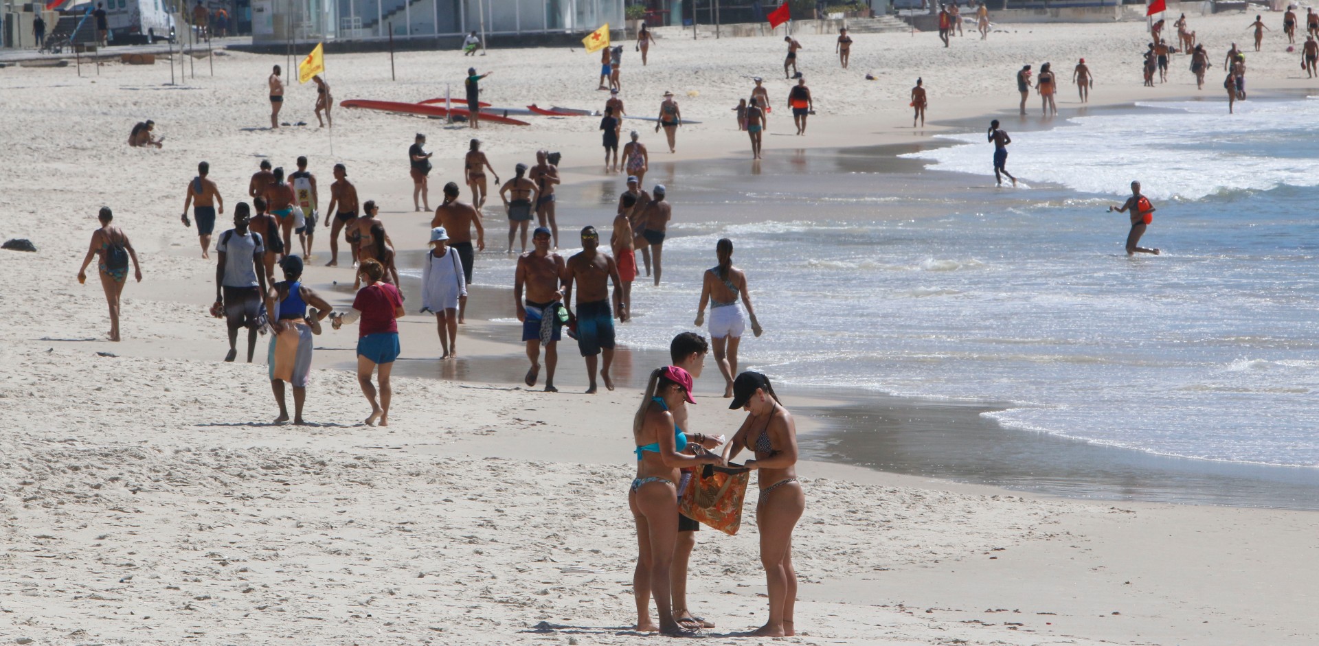 Banhistas se aglomeram sem máscara na Praia de Copacabana