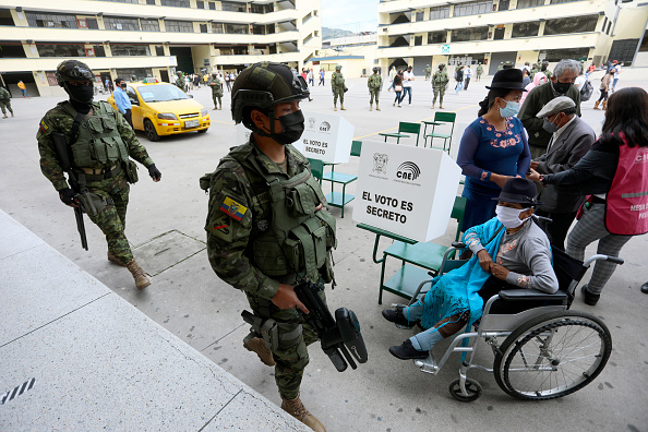 Patrulha militar em distrito eleitoral no sul de Quito, no Equador, em 11 de abr