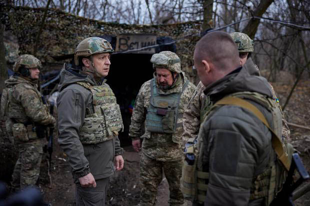 Volodymyr Zelensky (à esquerda) visita suas tropas 