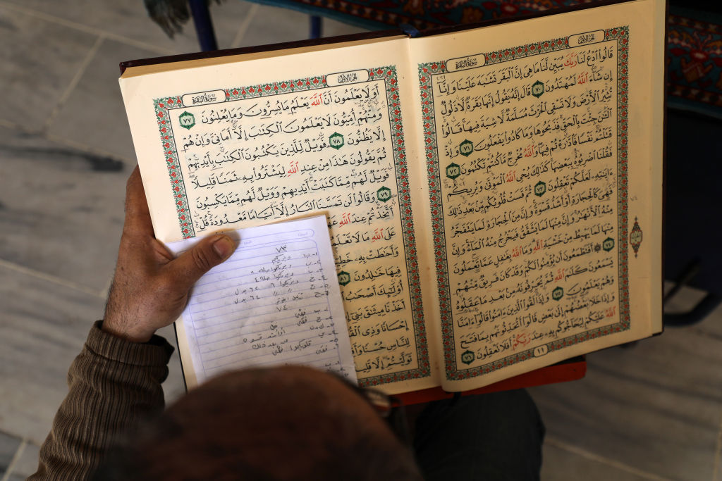 Palestino lê versos do Alcorão, o livro sagrado do Islã, na mesquita de Gaza