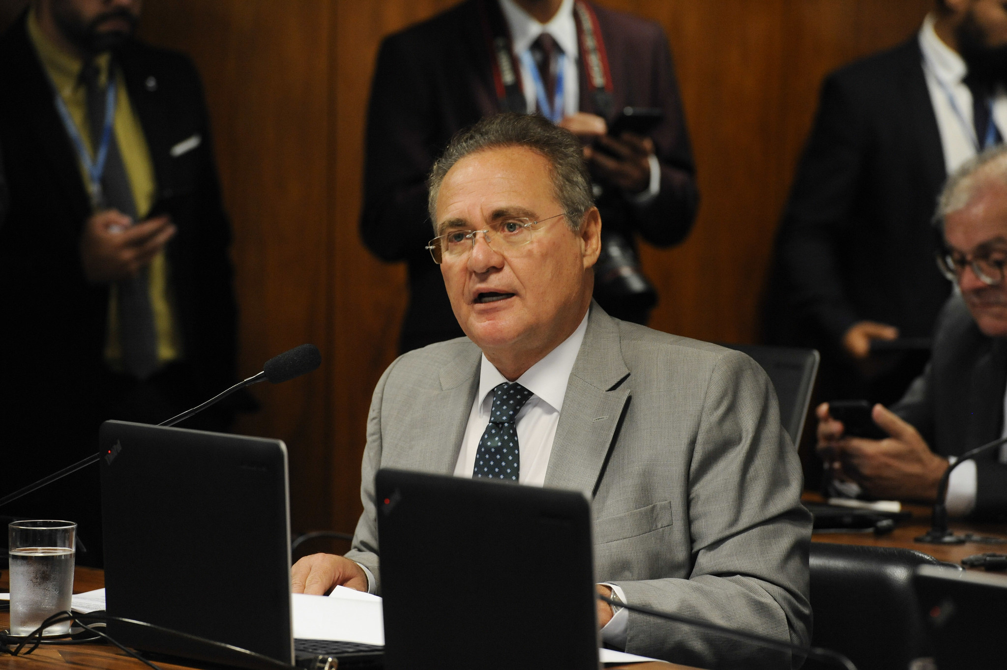 À bancada, em pronunciamento, senador Renan Calheiros (MDB-AL).
