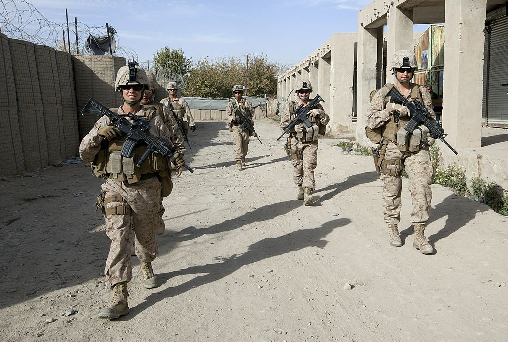 Soldados dos EUA patrulham ruas de Musa Qala, no Afeganistão, em 2010