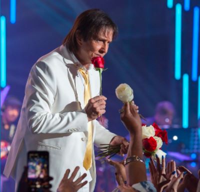 Roberto Carlos joga flores ao público em show na Opera Arena di Verona, em Veron