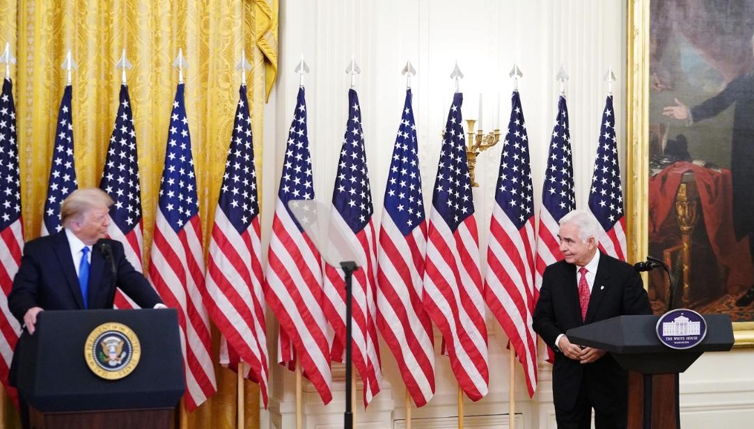 Veterano Johnny Lopez de la Cruz e ex-presidente Donald Trump na Casa Branca