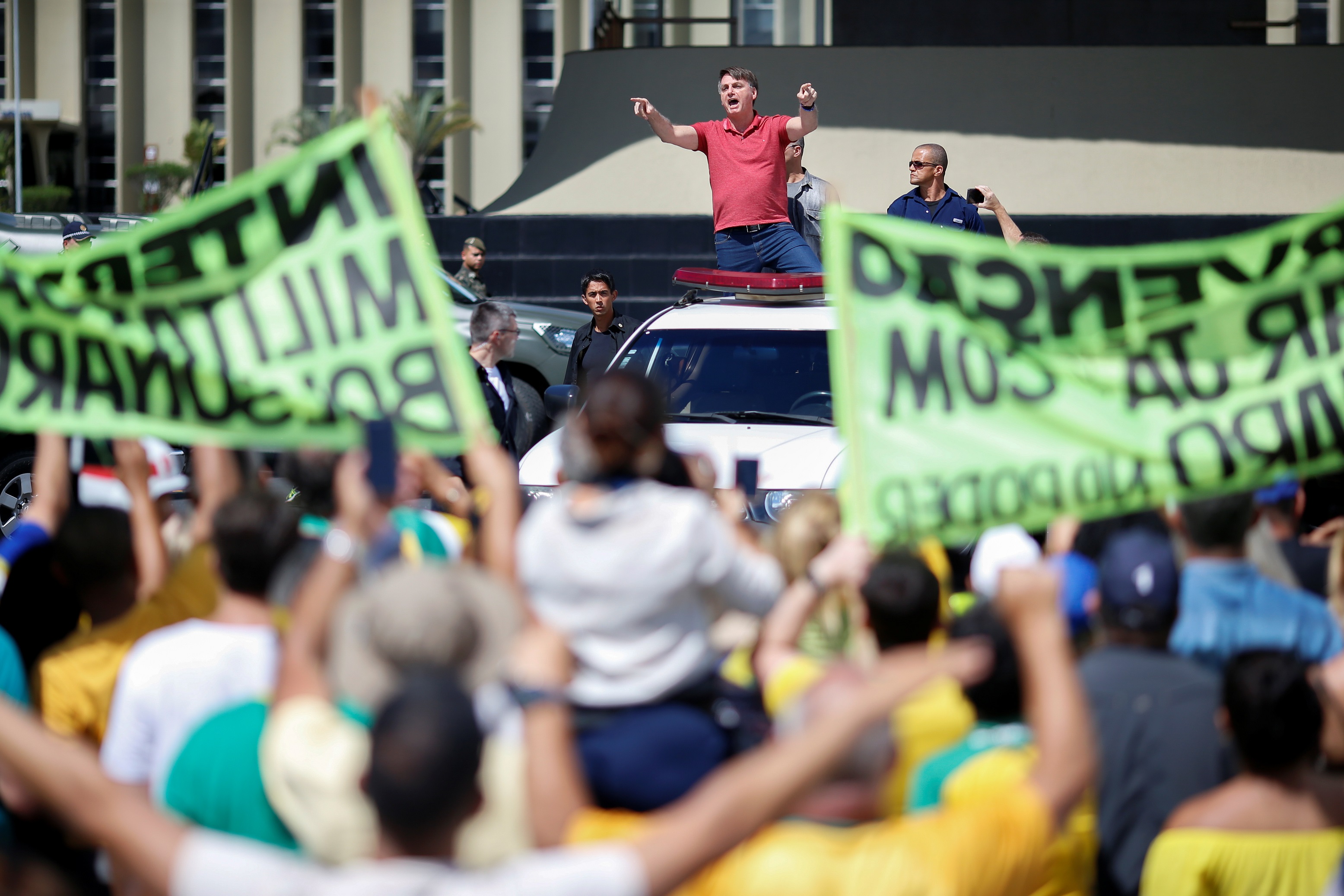 Bolsonaro discursa em ato em que manifestantes pediam intervenção militar