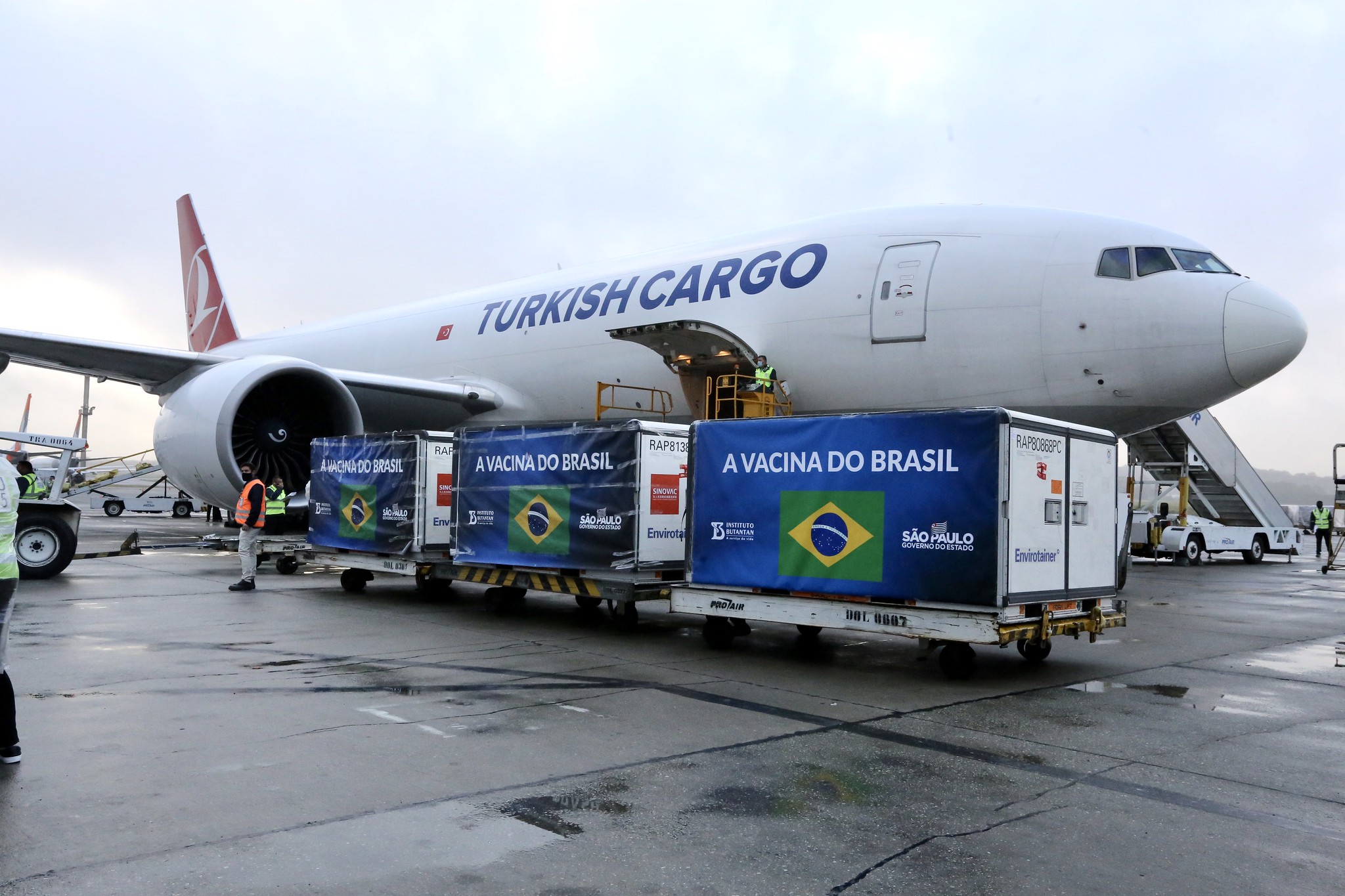 IFA da Coronavac é desembarcado no aeroporto de Guarulhos, em SP