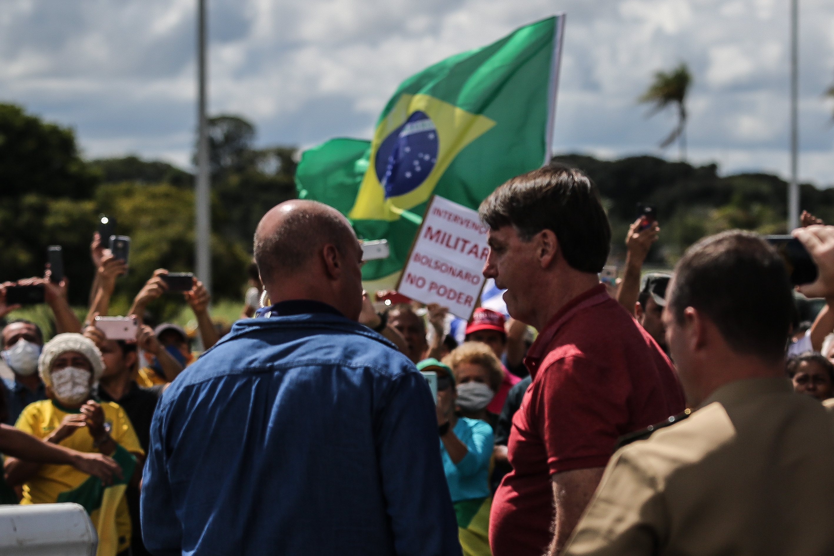 Bolsonaro discursa para apoiadores de intervenção militar