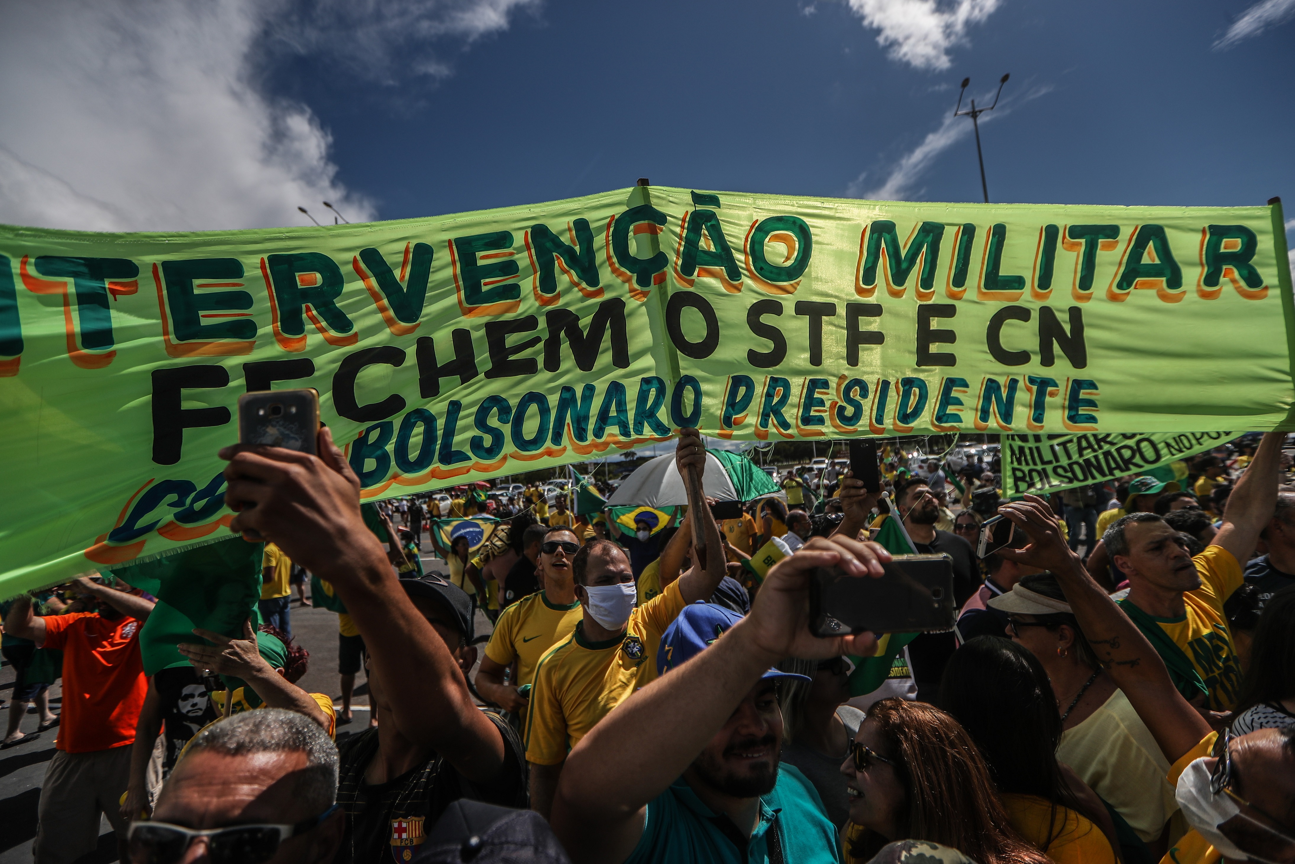 Apoiadores de intervenção militar se aglomeram durante discurso de Bolsonaro