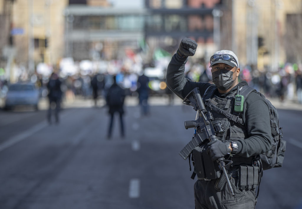 Policial em manifestação em Mineápolis