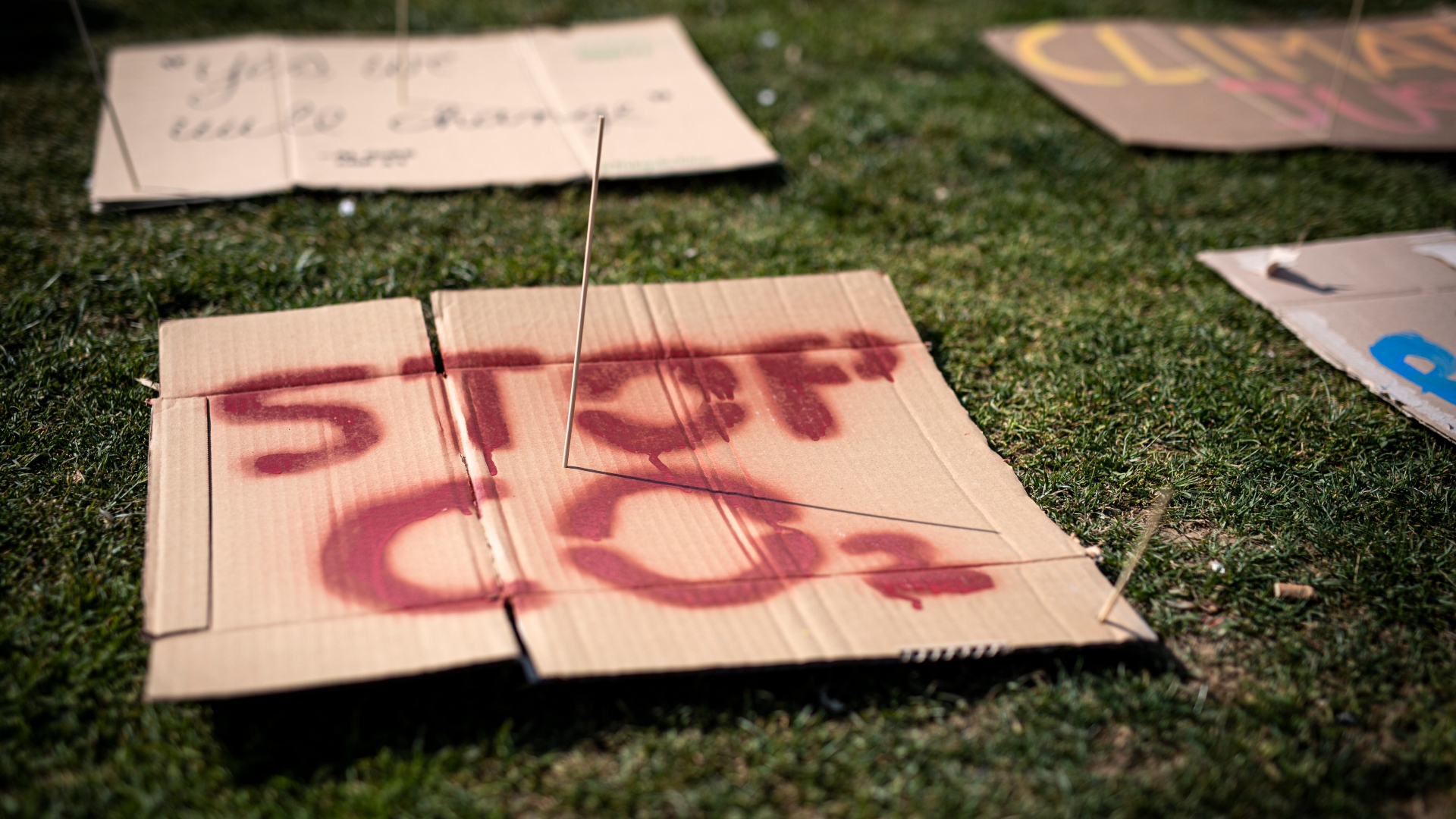 Mensagem contra as emissões de CO2 em protesto na Itália