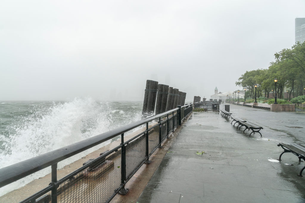 Água do mar inunda área em Manhattan, na cidade de Nova York