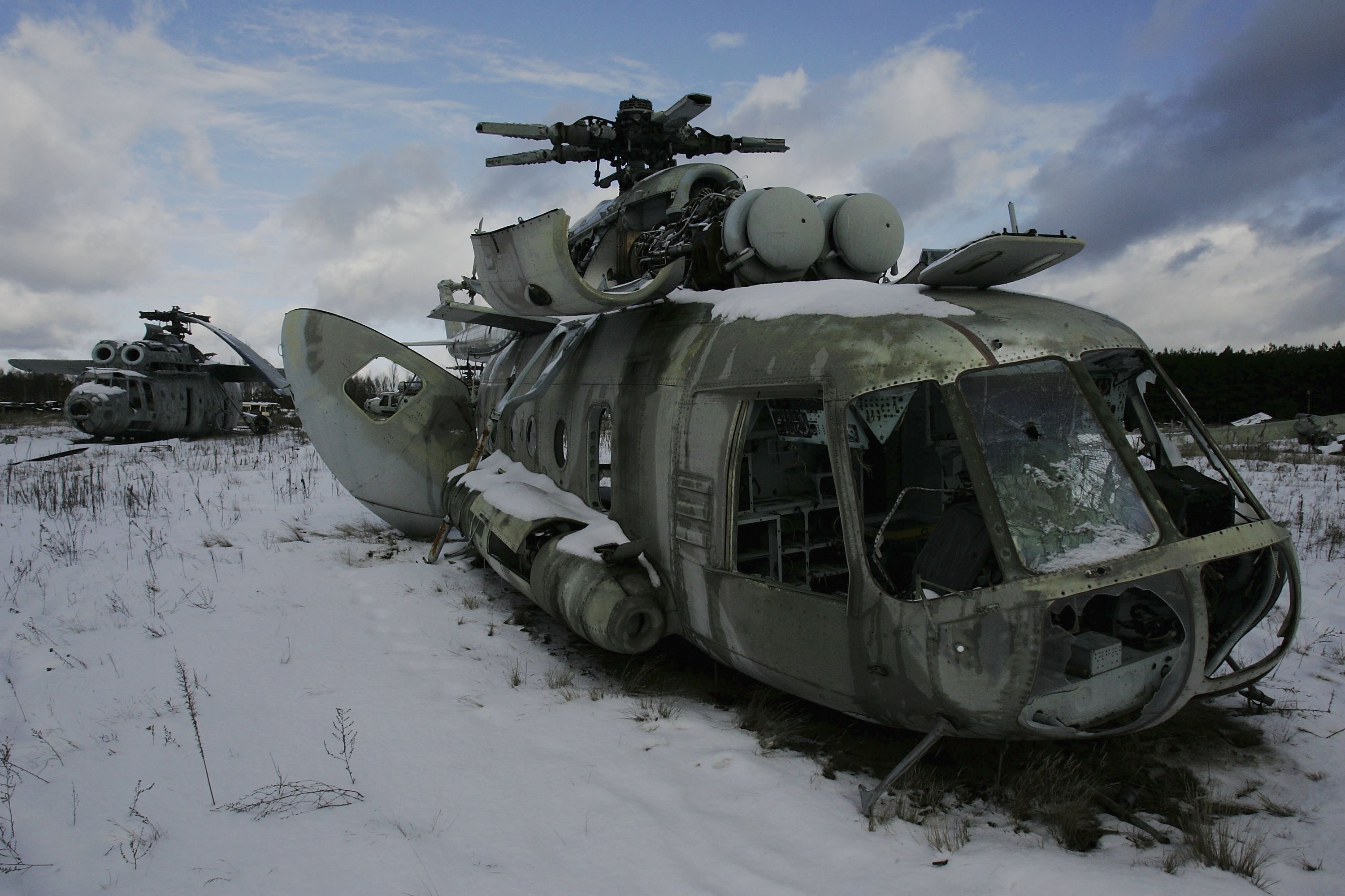 Helicóptero abandonado após atuação em Chernobyl