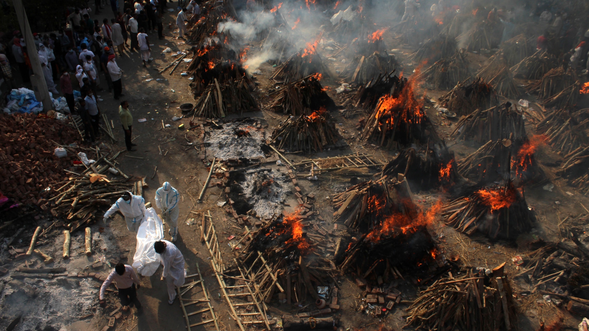 Vítimas de Covid-19 são cremadas na Índia