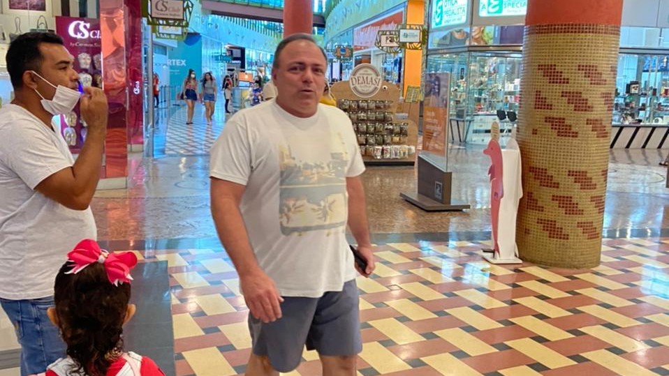 O ex-ministro Eduardo Pazuello foi fotografado sem máscara em shopping