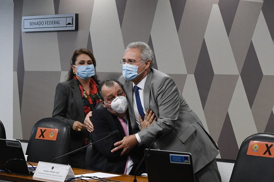 Renan Calheiros (MDB-AL) abraça o também senador Omar Aziz (PSD-AM)