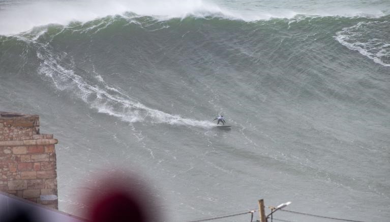 Gabeira termina o Desafio de Surfe de Nazaré