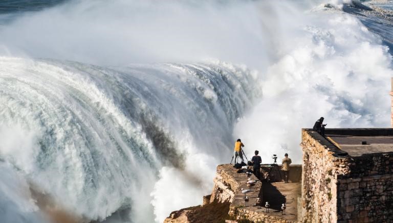 Fotógrafos capturam uma onda gigante em Nazaré