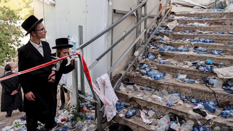 Judeus ultraortodoxos ao lado das escadas no Monte Meron, onde um festival relig