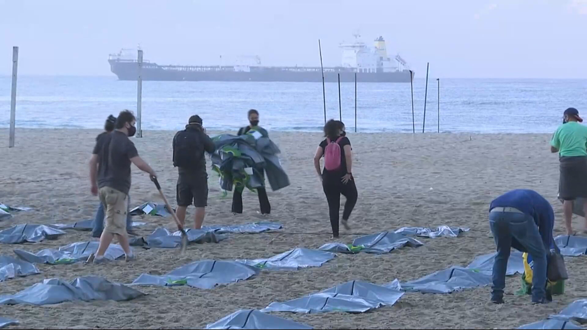 Praia de Copacabana recebe ato em memória das vítimas da Covid-19