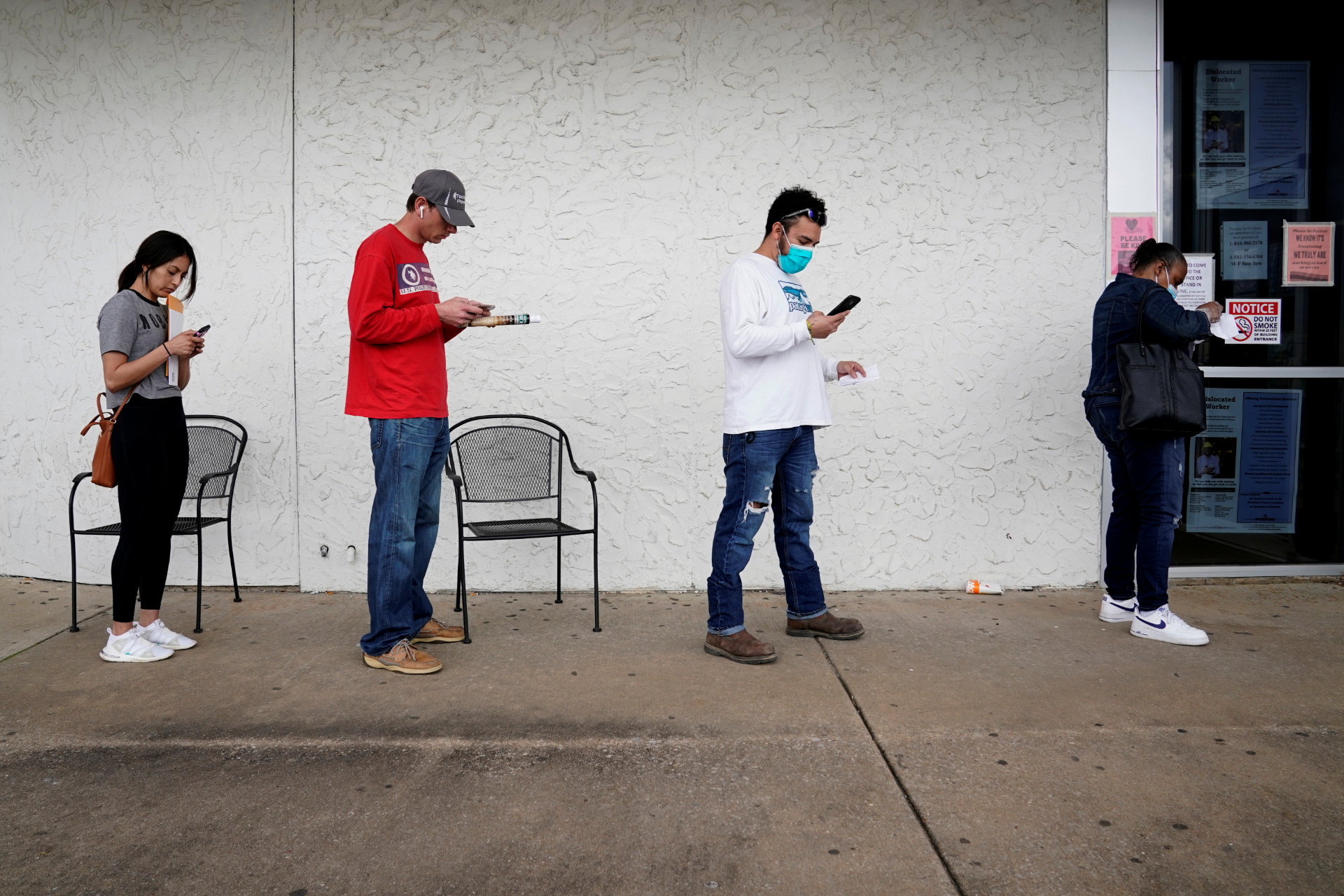 Pessoas desempregadas aguardam para preencher formulário de vaga no Arkansas