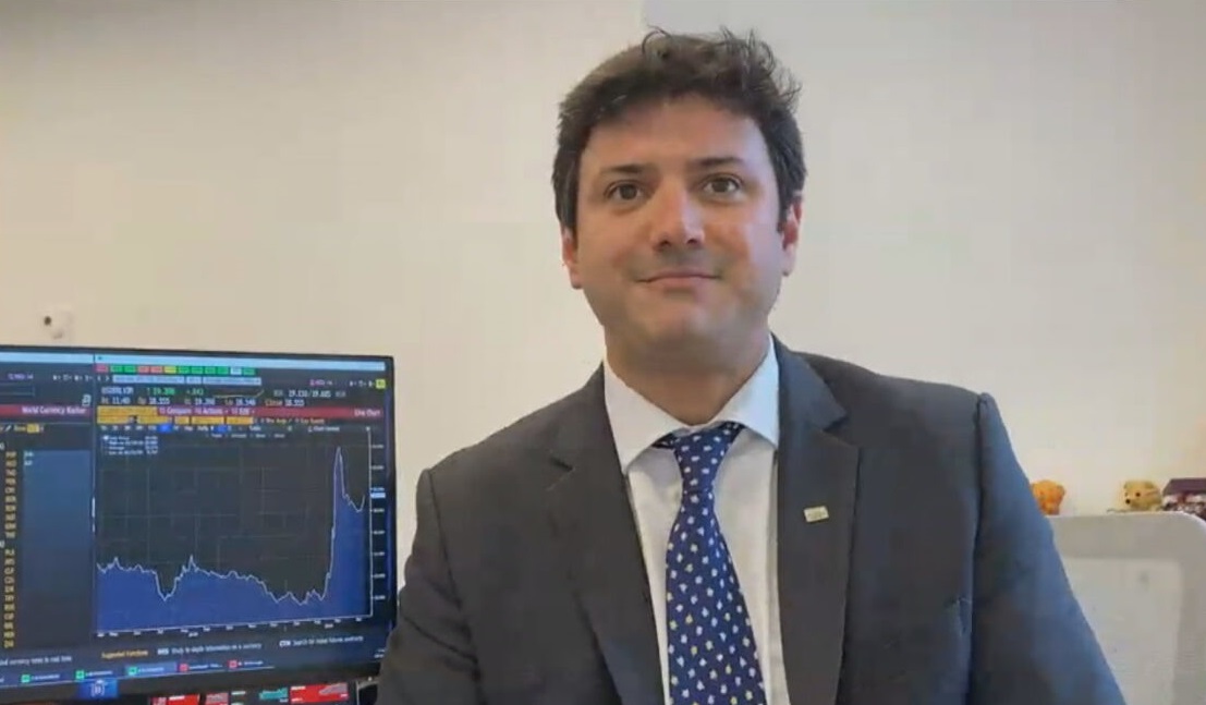 Diretor da corretora de investimentos Mirae, Pablo Spyer, fala â CNN sobre dólar