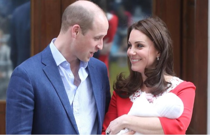 William e Catherine deixam o hospital com o príncipe Louis no colo, em 2018