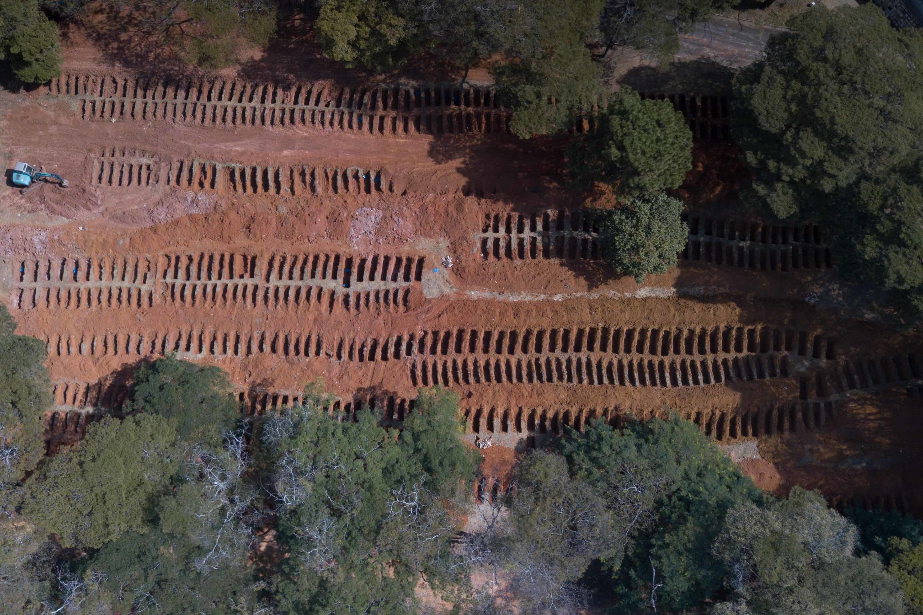 Vista aérea de covas abertas no Cemitério da Vila Formosa, em SP