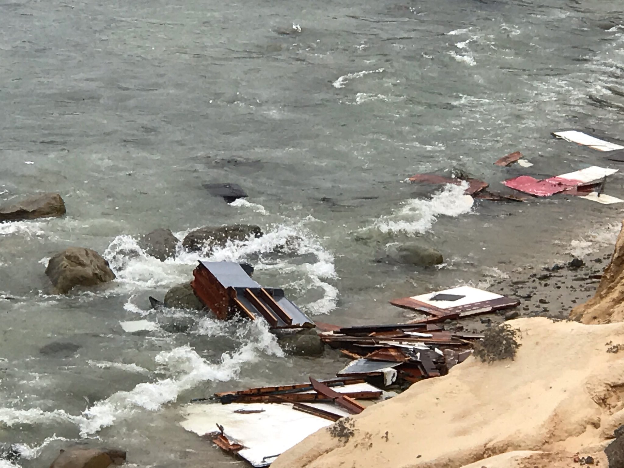 Destroços do navio que naufragou em San Diego, EUA