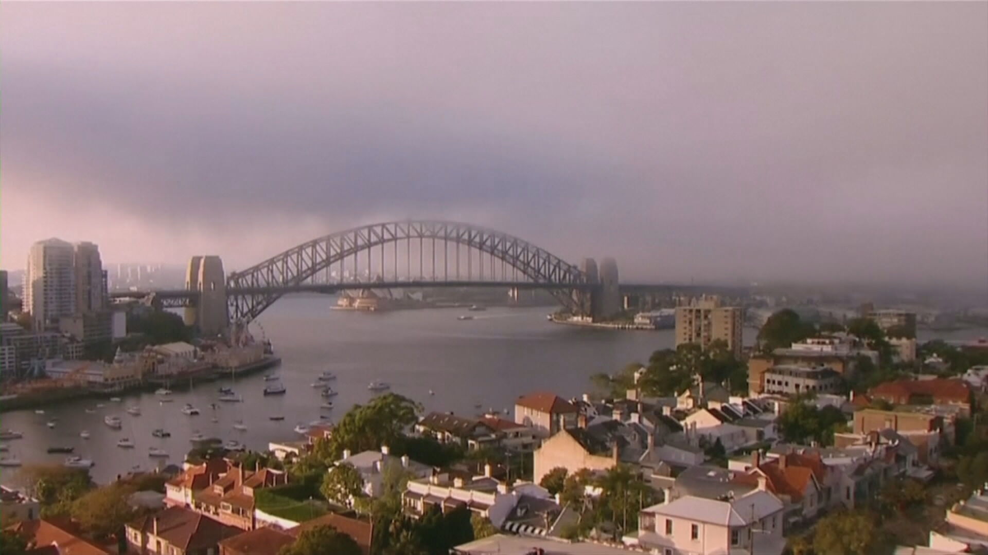 Névoa e fumaça cobrem Sydney na manhã desta segunda (3)