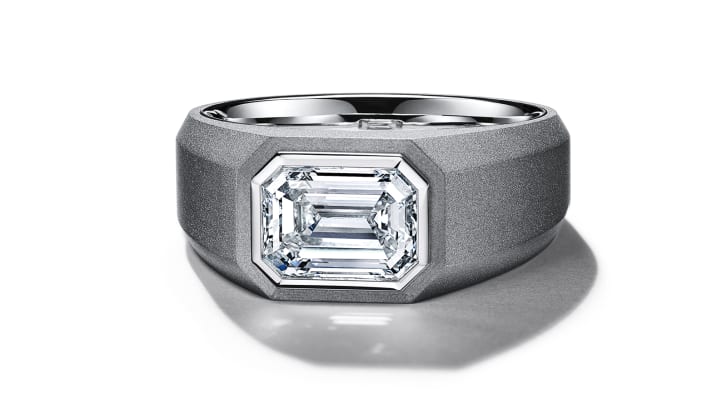 Tiffany & Co. passa a criar anéis de noivado para homens