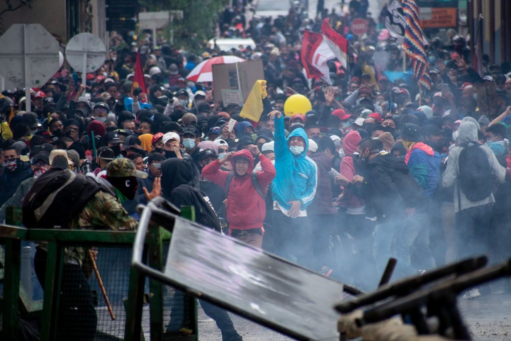 Confronto entre manifestantes e a polícia em Bogotá