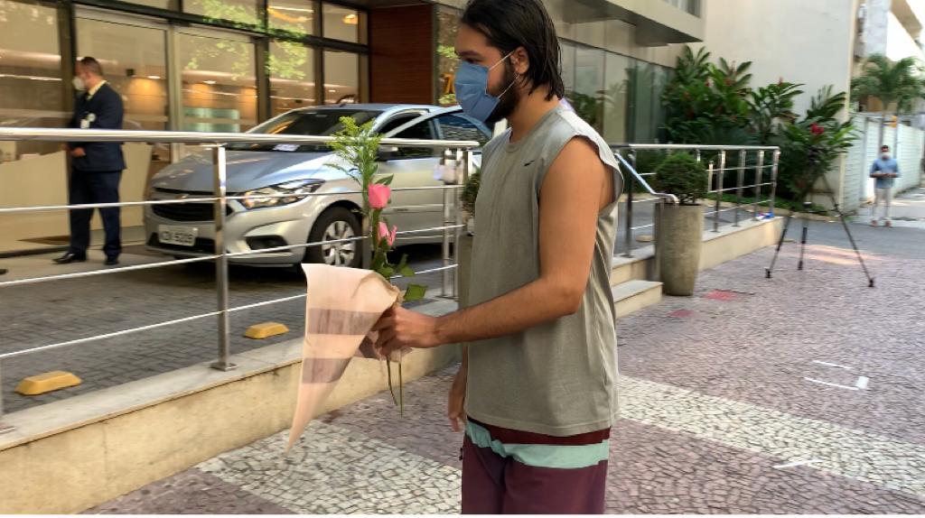 Morte de Paulo Gustavo: Fã deixa flores na porta do hospital