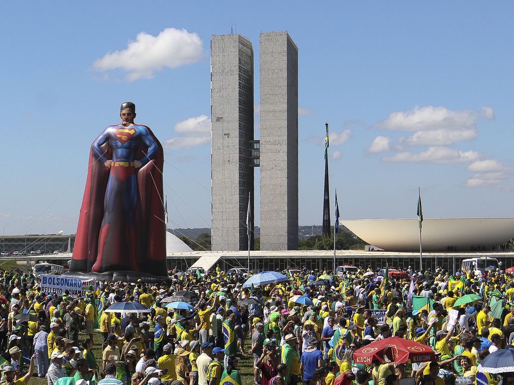 Boneco do Super-Homem com o rosto de Sergio Moro