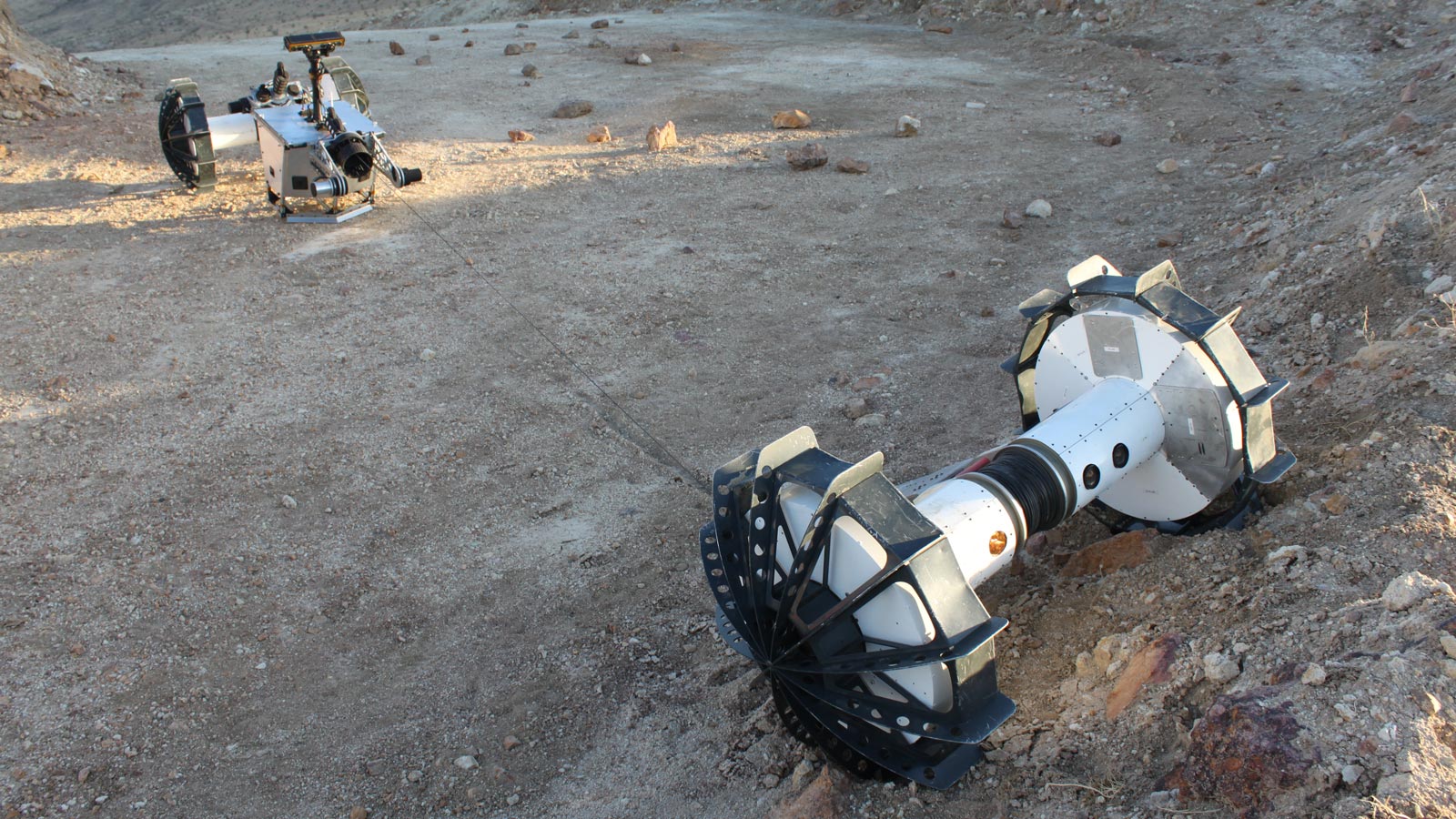 O rover DuAxel pode se separar em dois robôs com um eixo único