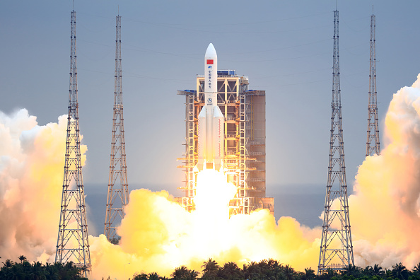 Foguete Long March-5B Y2 sendo lançado de estação espacial da China, em 29 de ab