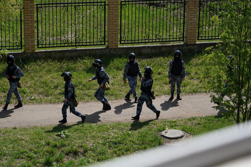 Equipe tática da polícia chega à escola em Kazam, na Rússia, onde 11 jovens morr