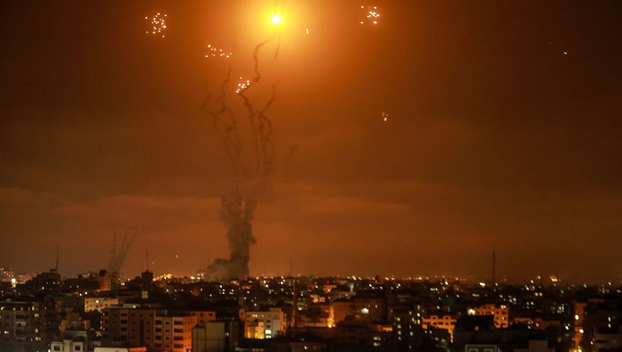 Foguetes são disparados pelo movimento islâmico palestino Hamas de Gaza a Israel