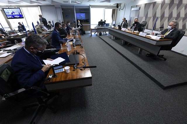 Senadores durante oitiva do diretor-presidente da Anvisa, Antonio Barra Torres