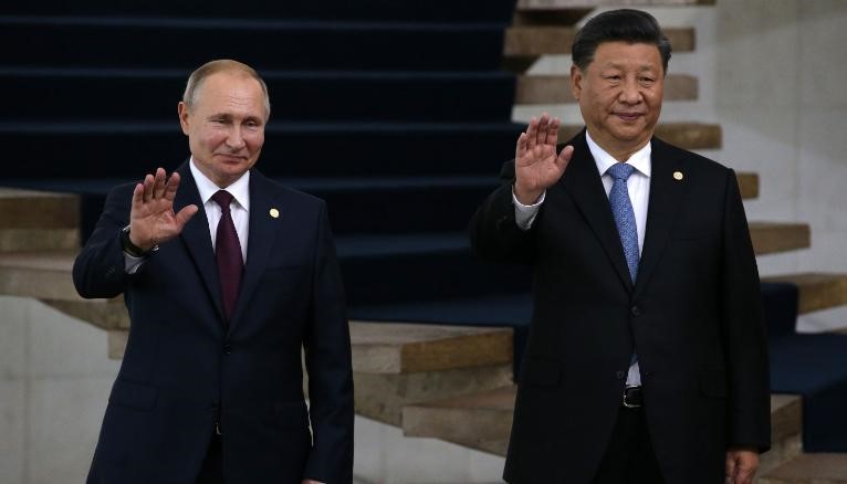 O presidente russo Vladimir Putin (à esquerda) e o presidente chinês Xi Jinping