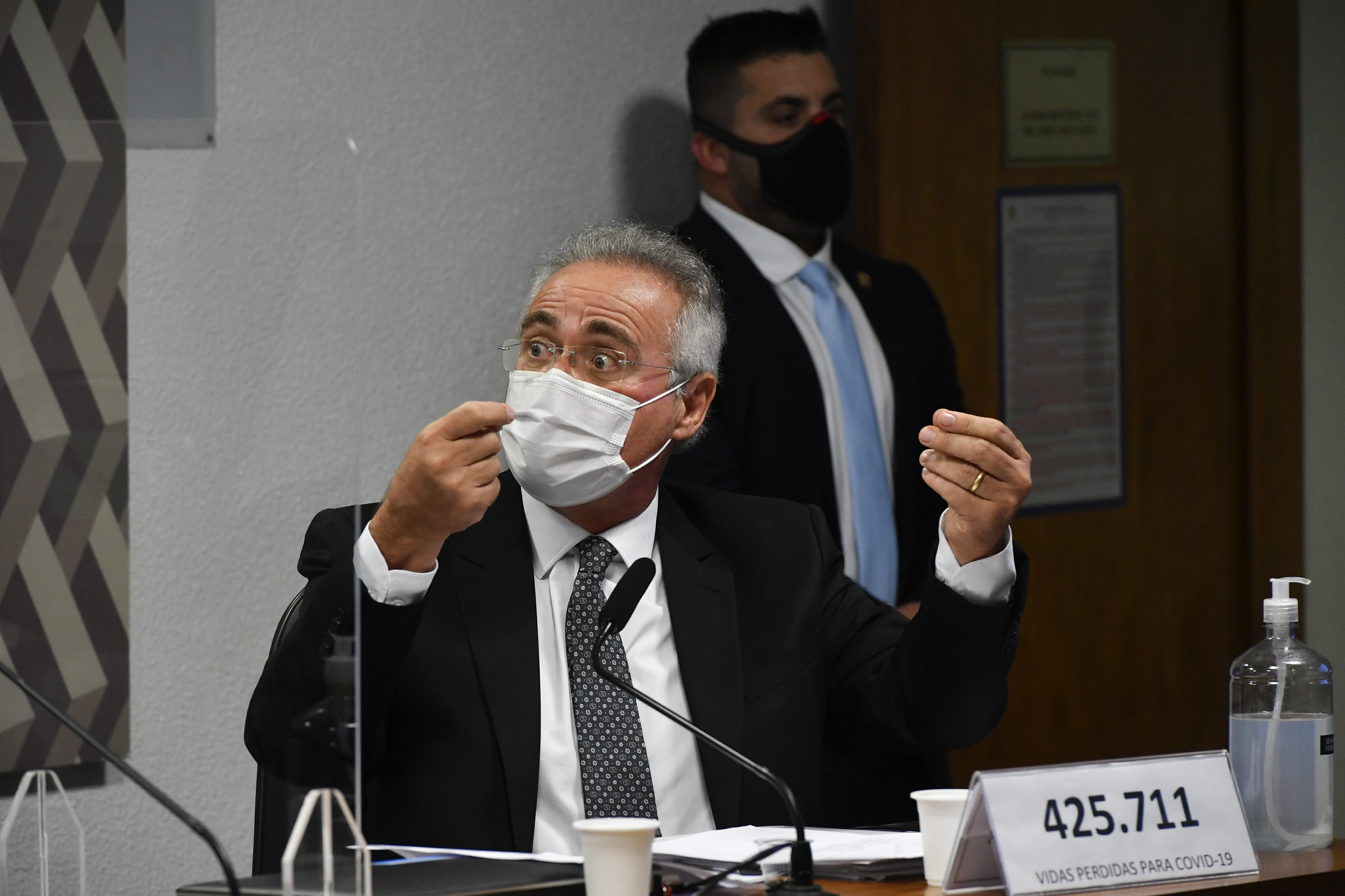 Senador Renan Calheiros (MDB) durante sessão na CPI da Pandemia