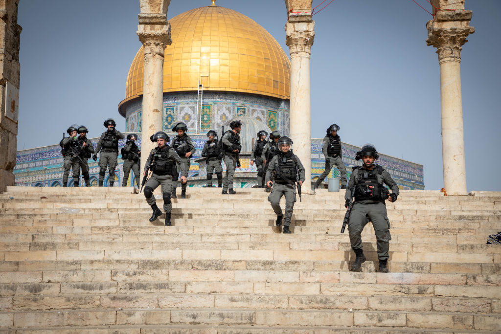 Polícia israelense nas escadas da mesquita Al-Aqsa