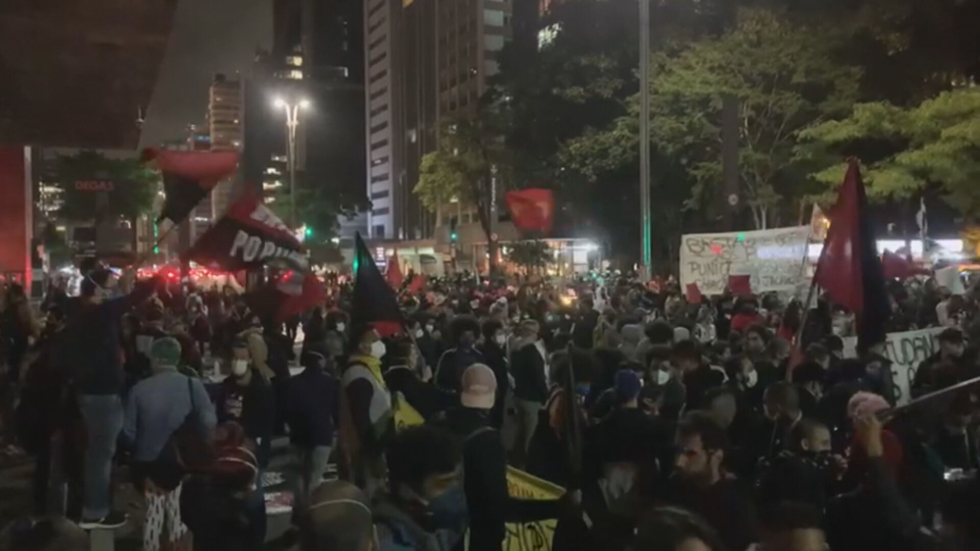 Manifestantes protestaram na Avenida Paulista pedindo o fim do racismo