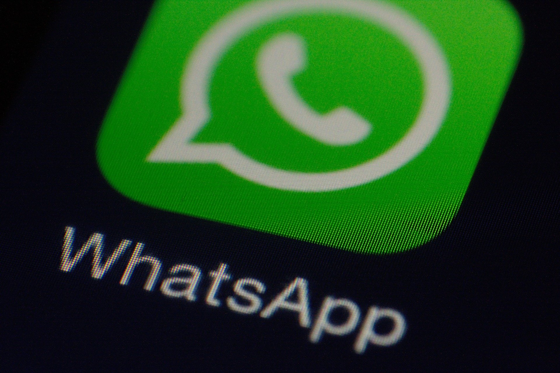 Tela de celular com o app de mensagens WhatsApp