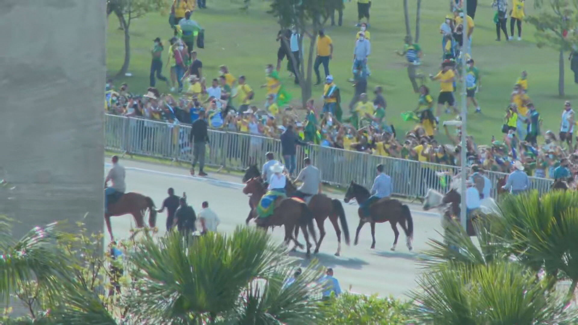 A cavalo, Jair Bolsonaro (sem partido) participa de manifestação (15.Mai.2021)